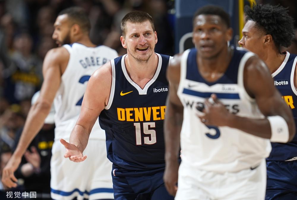 着众多赛艇 着众多赛艇